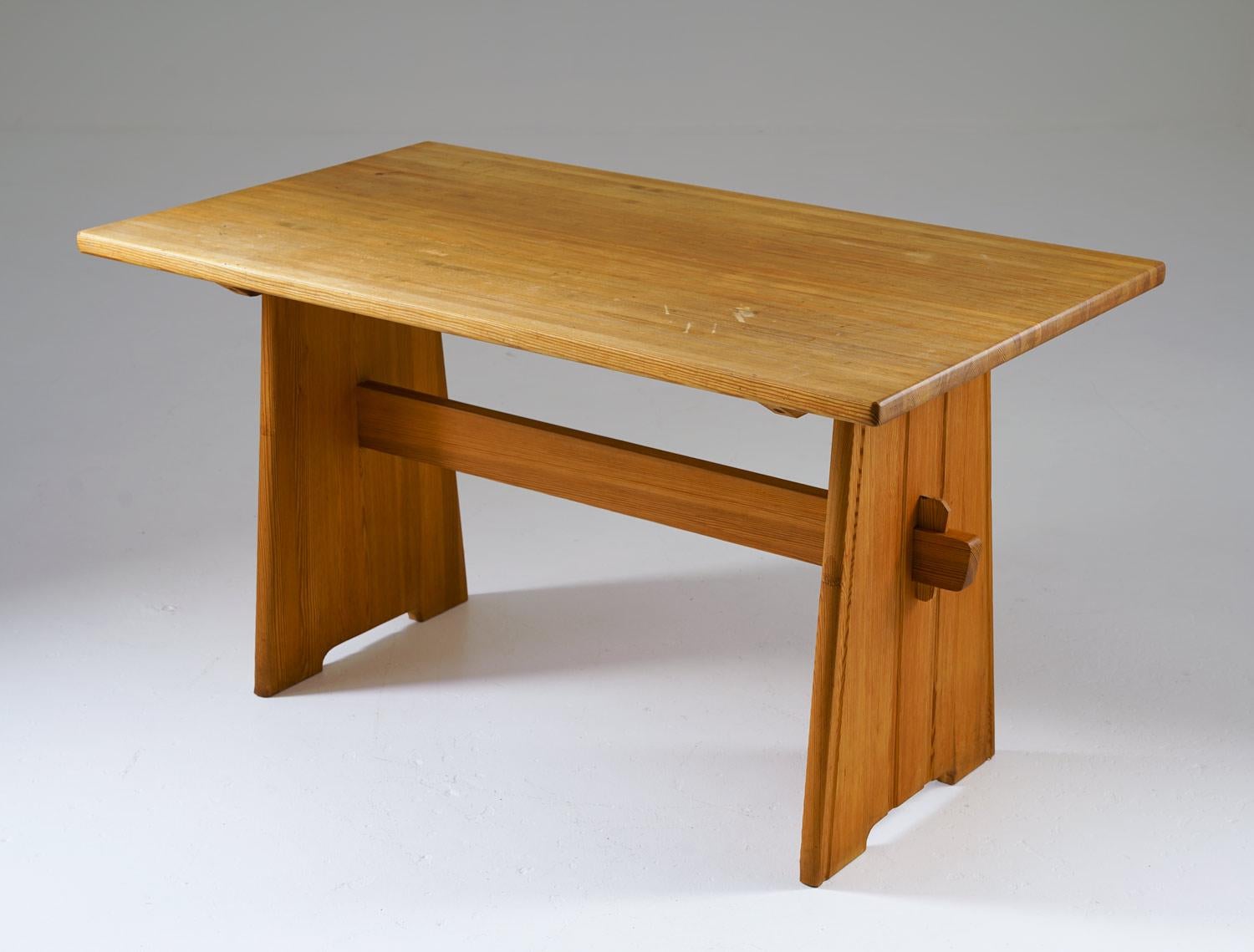 A charming and sturdy dining table, crafted in pine and manufactured in Sweden during the 1950s, possibly designed by Göran Malmvall for the esteemed furniture maker Svensk Fur. This table evokes the highly sought-after 