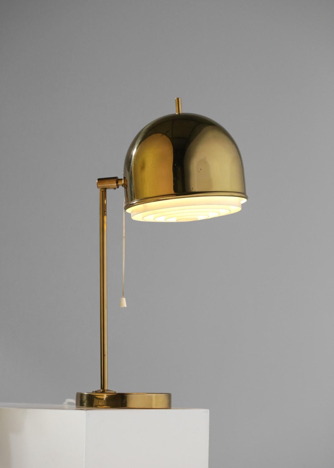 Lampe de bureau ou de chevet des années 60 de l'éditeur suédois Bergbom, modèle B-075.  Structure en laiton massif et abat-jour réglable, avec un réflecteur en plastique blanc. Très bel état vintage, à noter que le réflecteur a été changé dans le