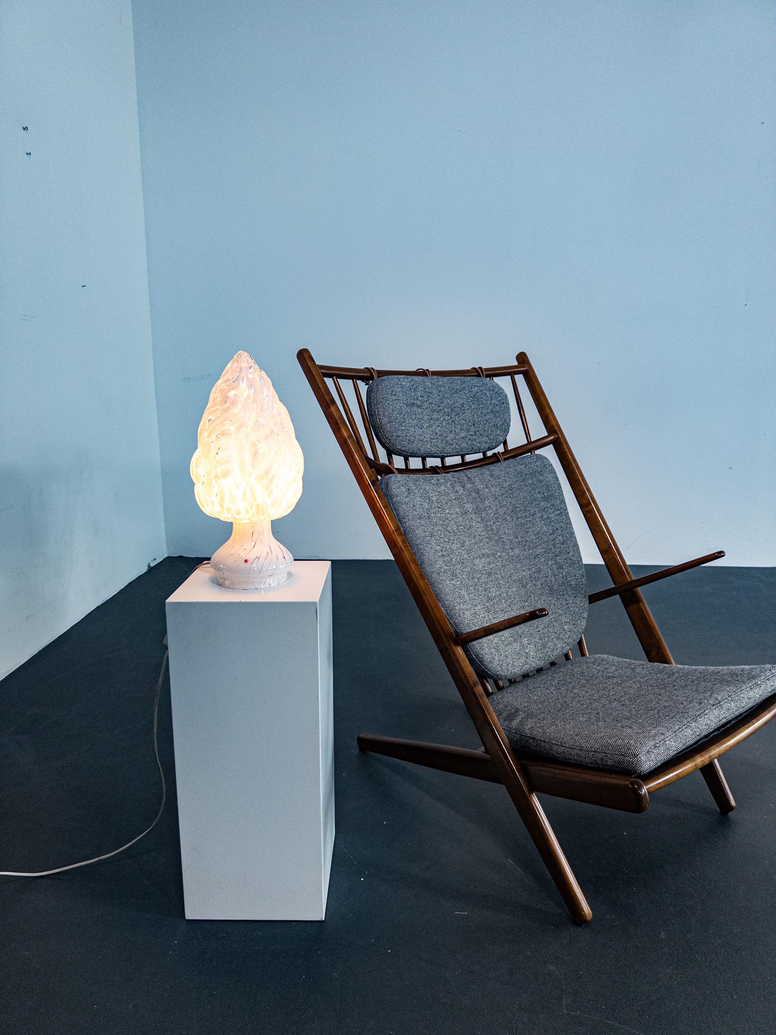 Kunstglasbeleuchtung aus der Mitte des Jahrhunderts in skulpturaler Form A

Eine auffällige Tischleuchte, entworfen von Monica Backström für Pukeberg Glasbruk, Schweden, um 1970. Dieses Stück ist ein wunderschönes Beispiel für schwedisches