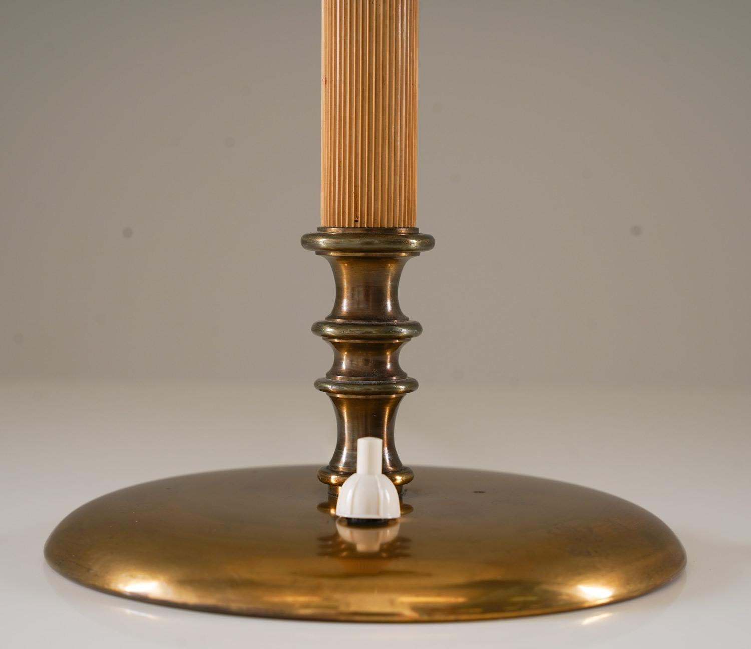 Schwedische Tischlampe von Nordiska Kompaniet (Messing) im Angebot