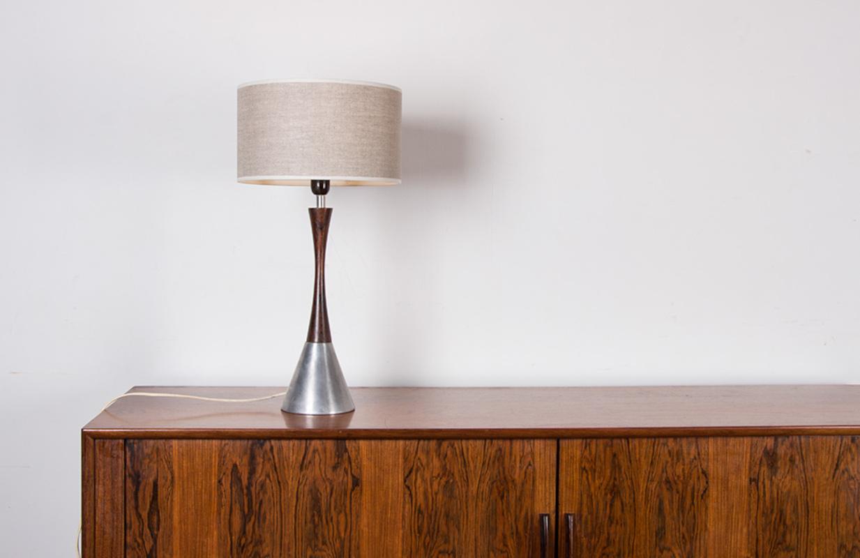 Superb Scandinavian desk or living room lamp. 
Very elegant design with its ellipse base, half brushed aluminum, half rosewood. 
The equipment around the bulb is made of bakelite.
Base diameter: 13 cm.
