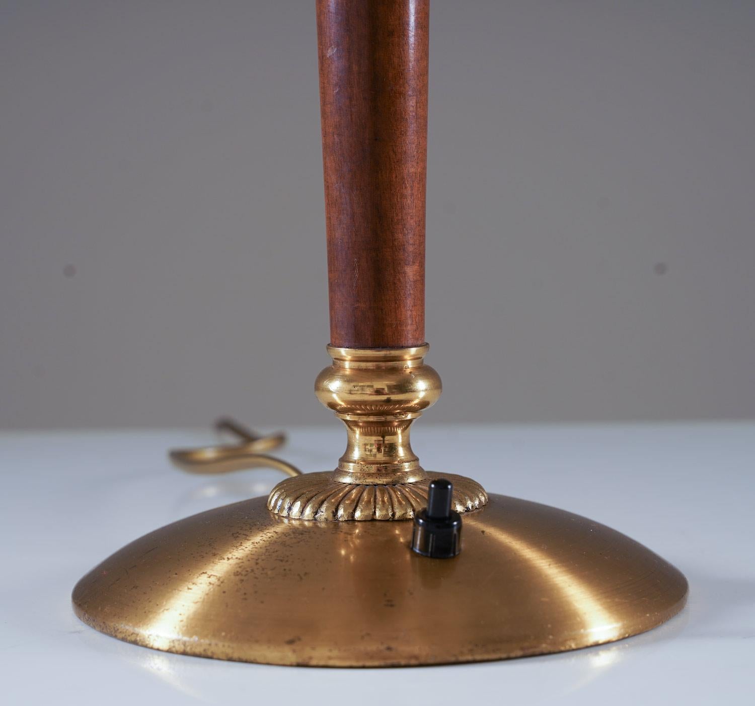 Lámpara de mesa sueca de latón by Nordiska Kompaniet Sueco en venta