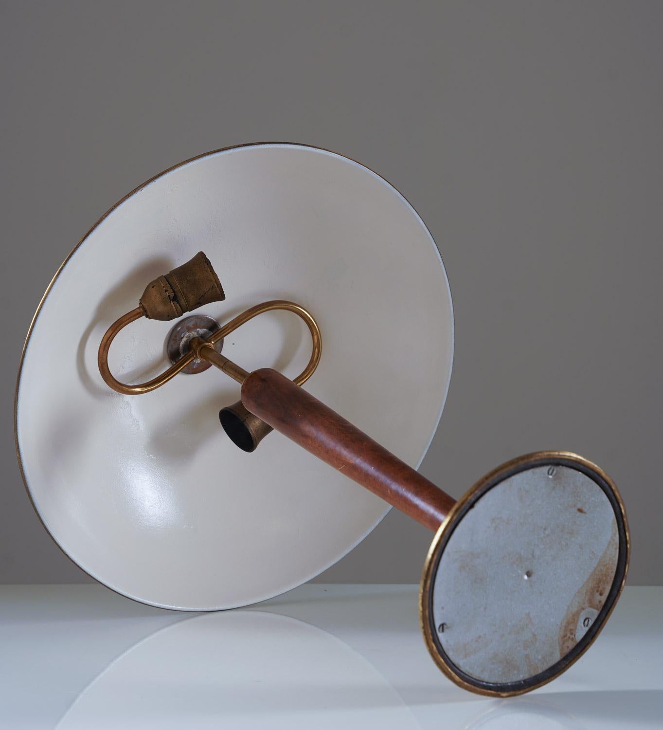 Lámpara de mesa sueca de latón by Nordiska Kompaniet siglo XX en venta