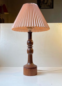 Schwedische Tischlampe aus Nussbaum und Teakholz, 1960er Jahre