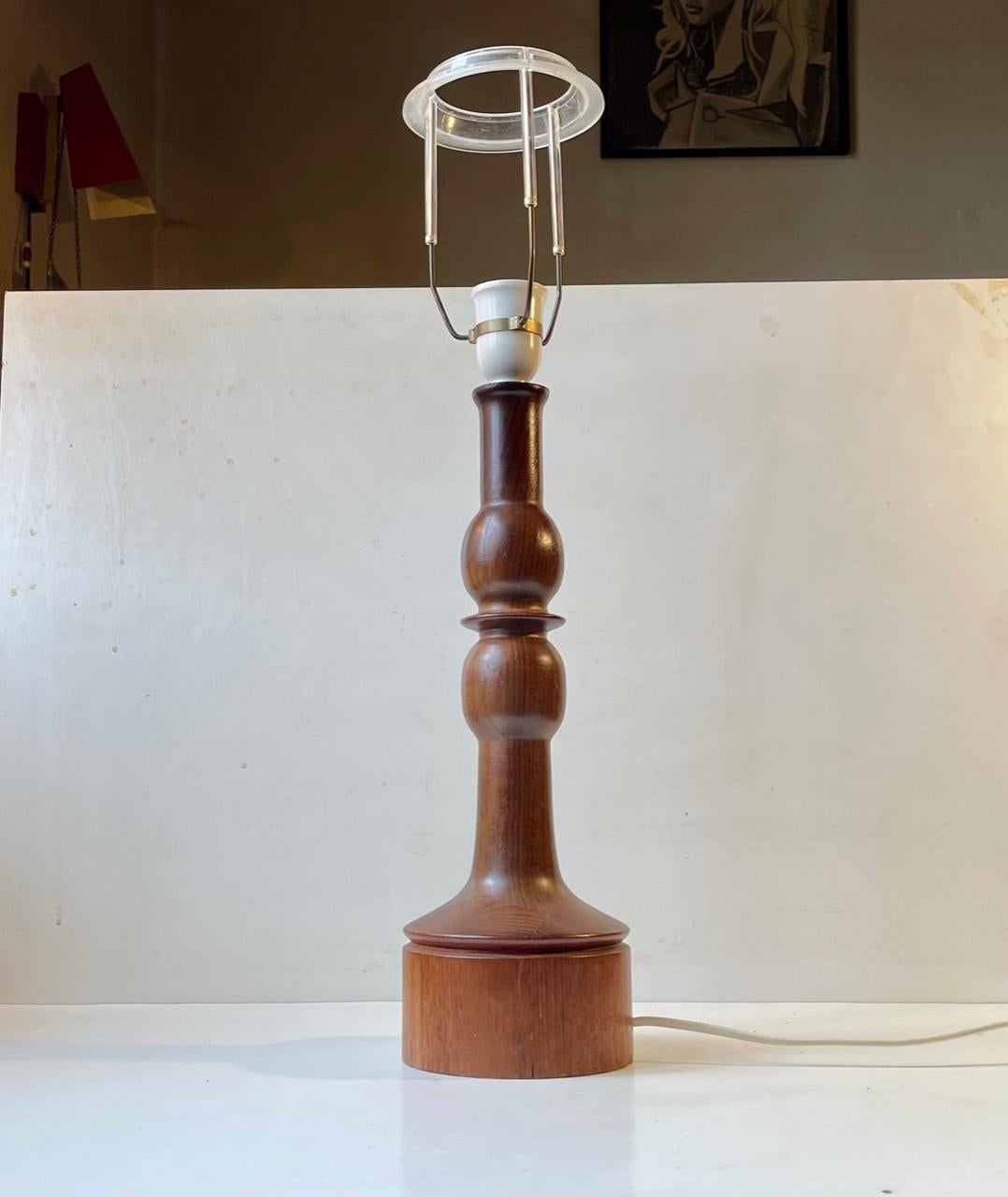 Swedish Table Lamp in Walnut and Teak, 1960s In Good Condition For Sale In Esbjerg, DK