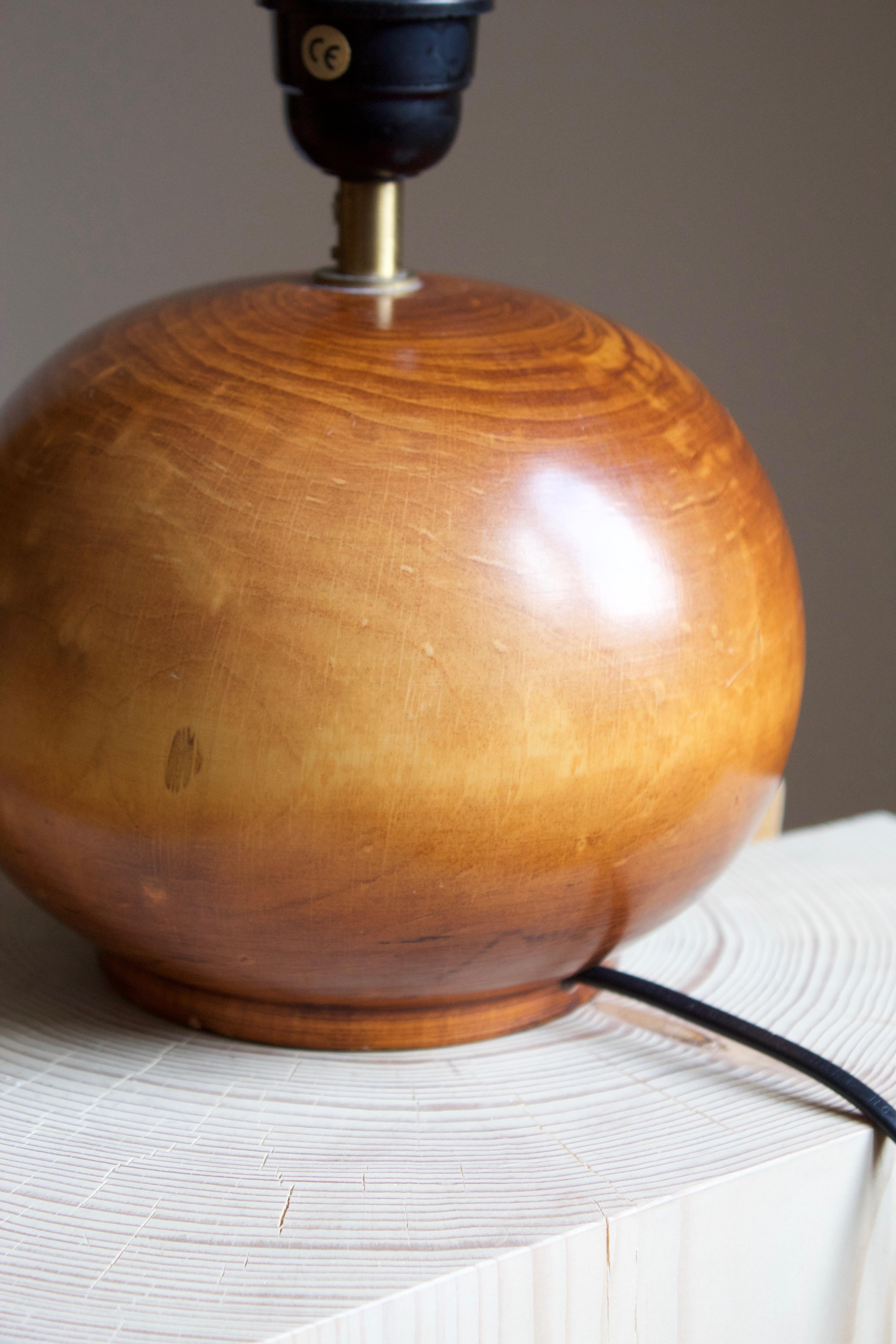 Swedish, Table Lamp, Lacquered Pine, Brass, Sweden c. 1970s In Good Condition In High Point, NC