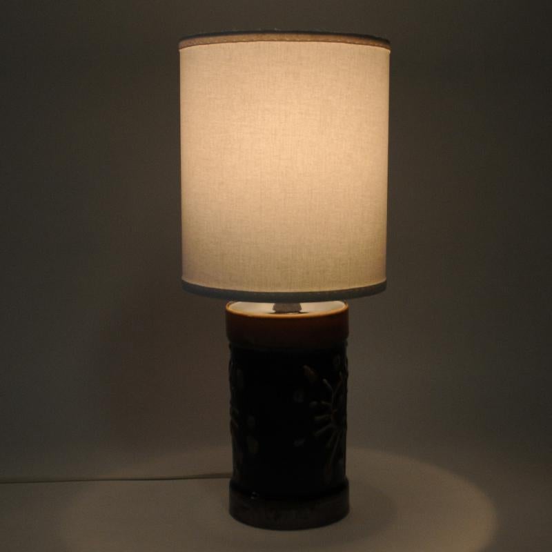 Practical little table stoneware lamp 'Fibula' of glazed ceramic by Carl Harry Stålhane (1920-1990) for Rörstrand, Sweden, 1960s. In brown, beige and black earth colors of lustre glazing with motives of the sun. Suitable for the nightable, baby
