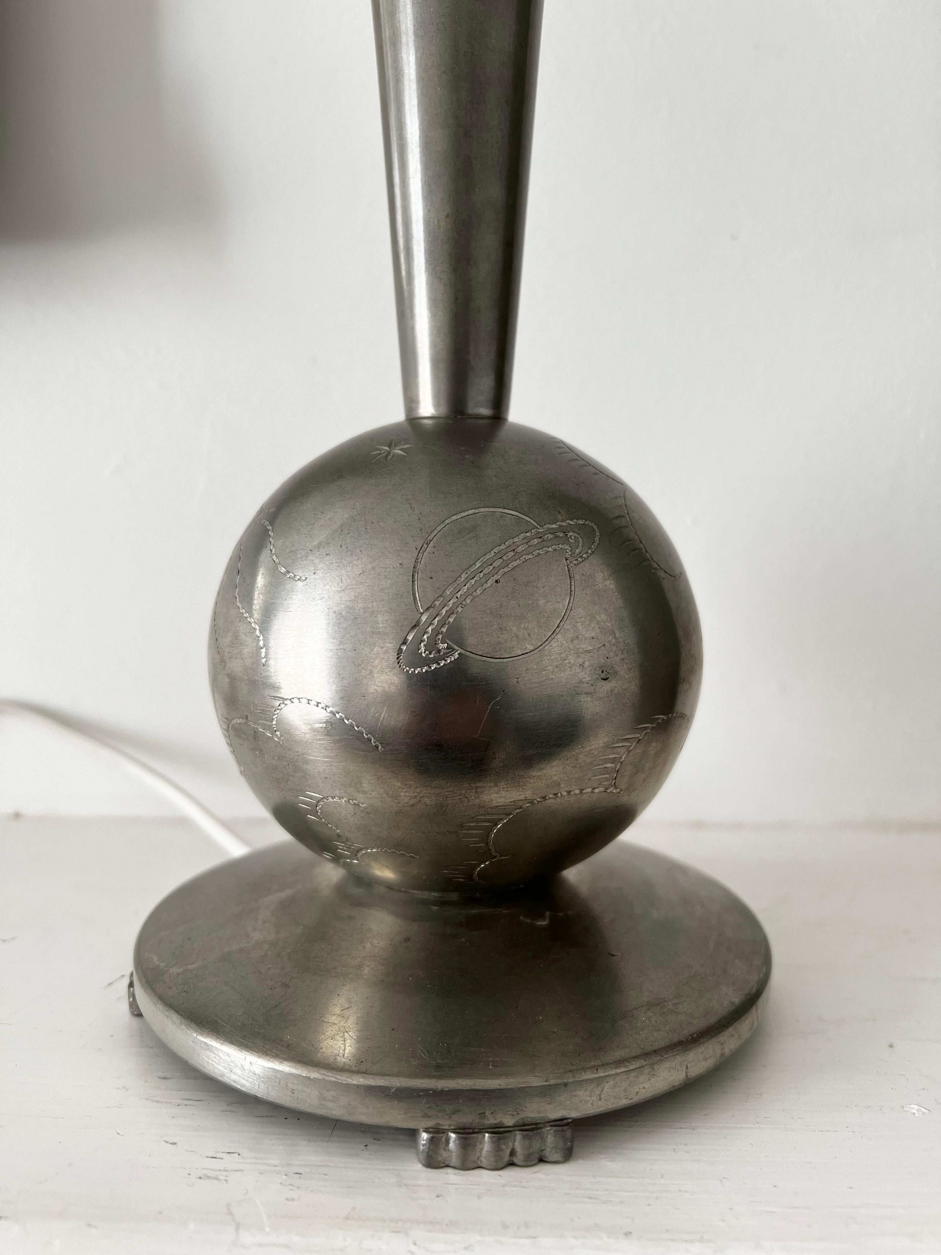 Schwedische Tischlampe mit gravierter himmlischer Dekoration, 1932 (Graviert)