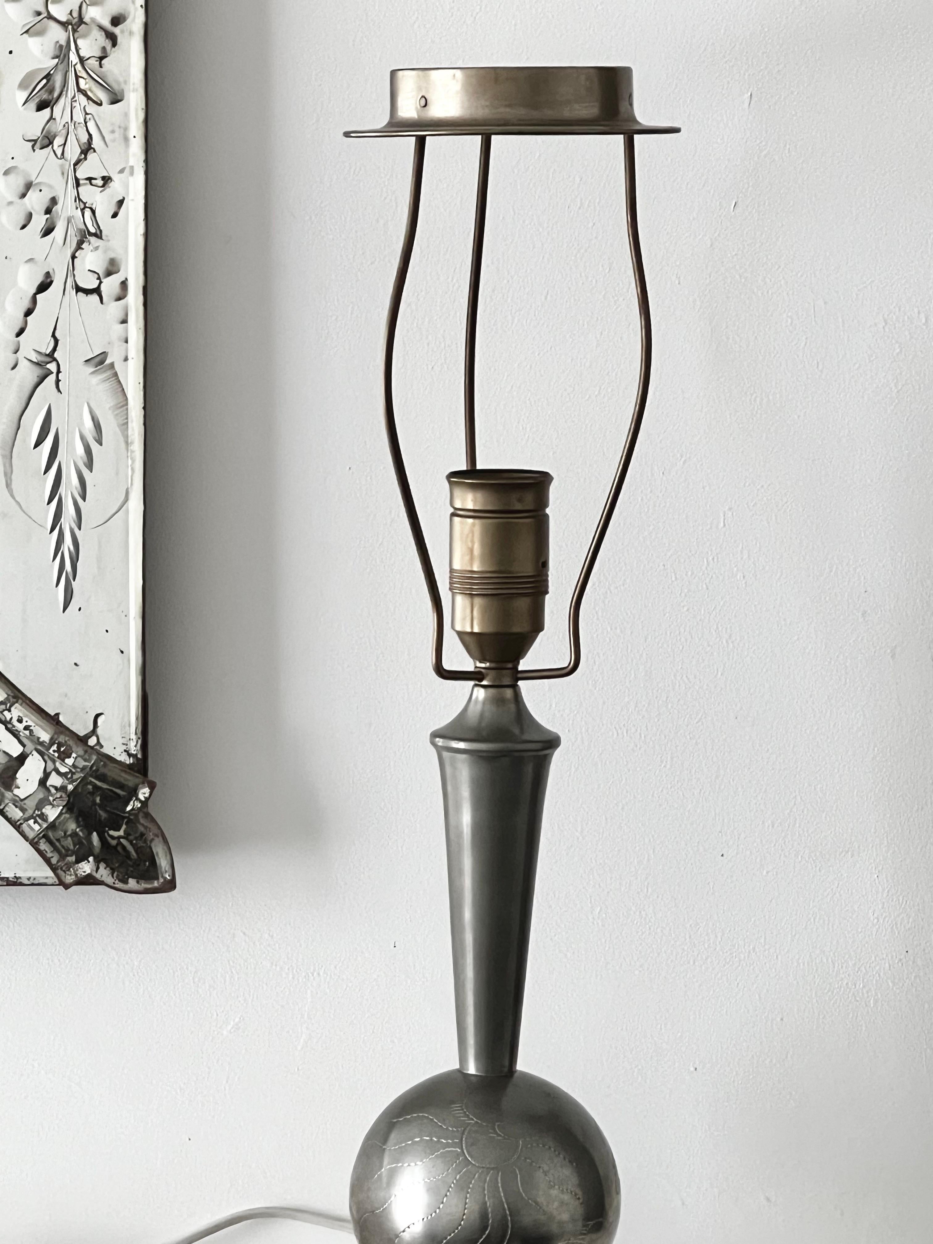 Schwedische Tischlampe mit gravierter himmlischer Dekoration, 1932 (Metall)