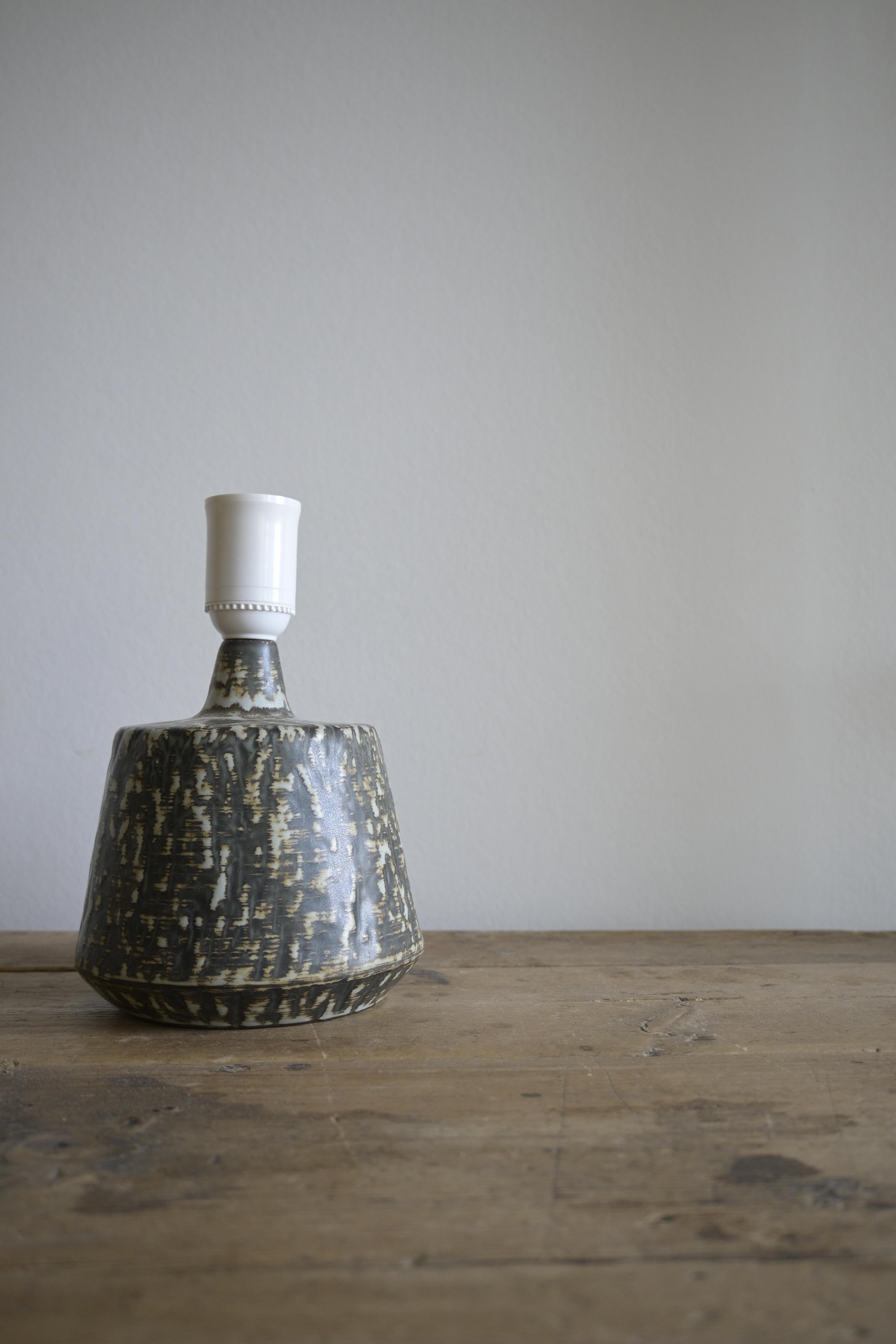Swedish Table 'Rubus' Lamp by Gunnar Nylund, Rörstrand ca 1940-50

Height: 20.5 cm/8 inch
Diameter: 13.5 cm/5.3 inch