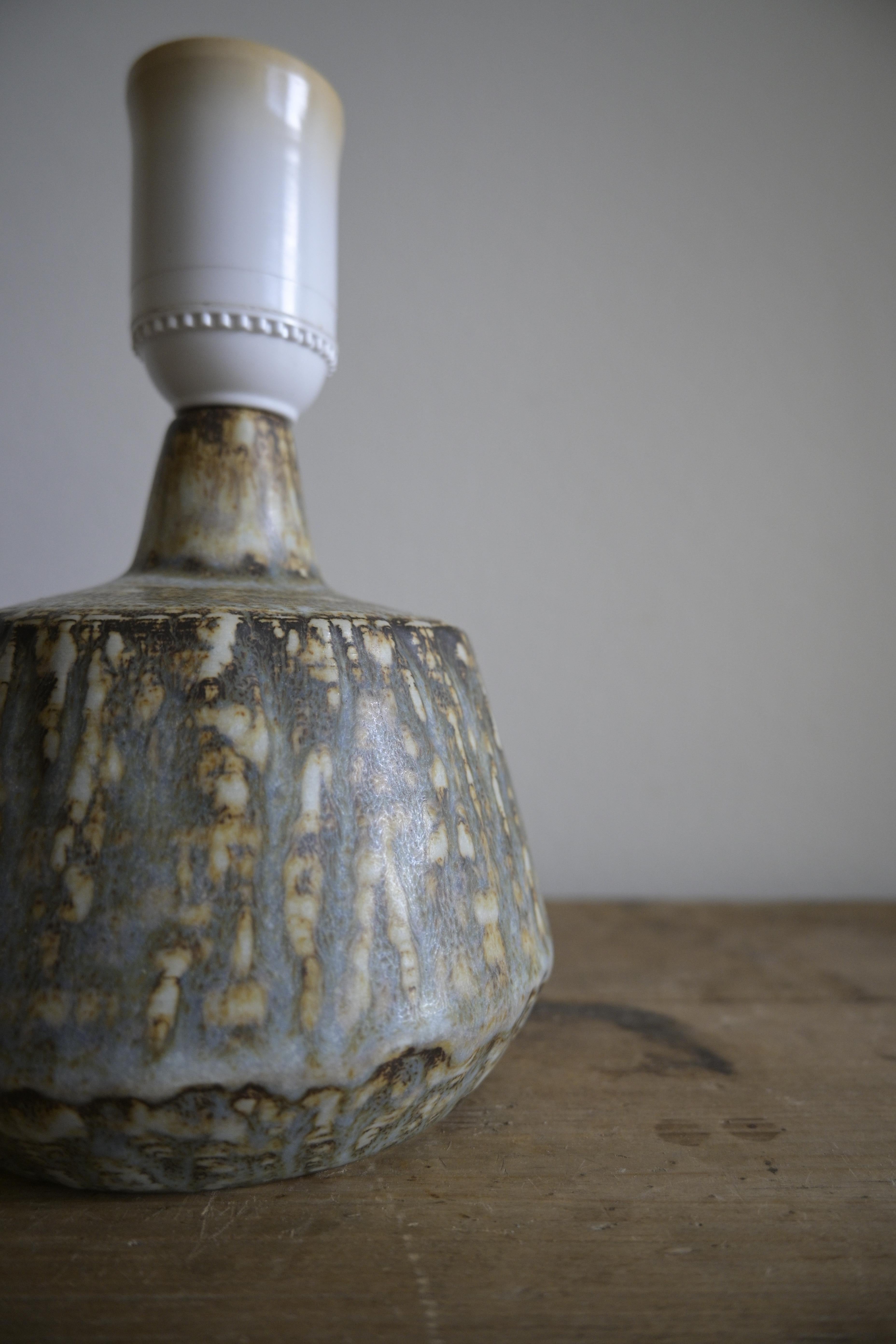 20ième siècle Lampe de table suédoise 'Rubus' par Gunnar Nylund, Rörstrand ca 1940-50 en vente