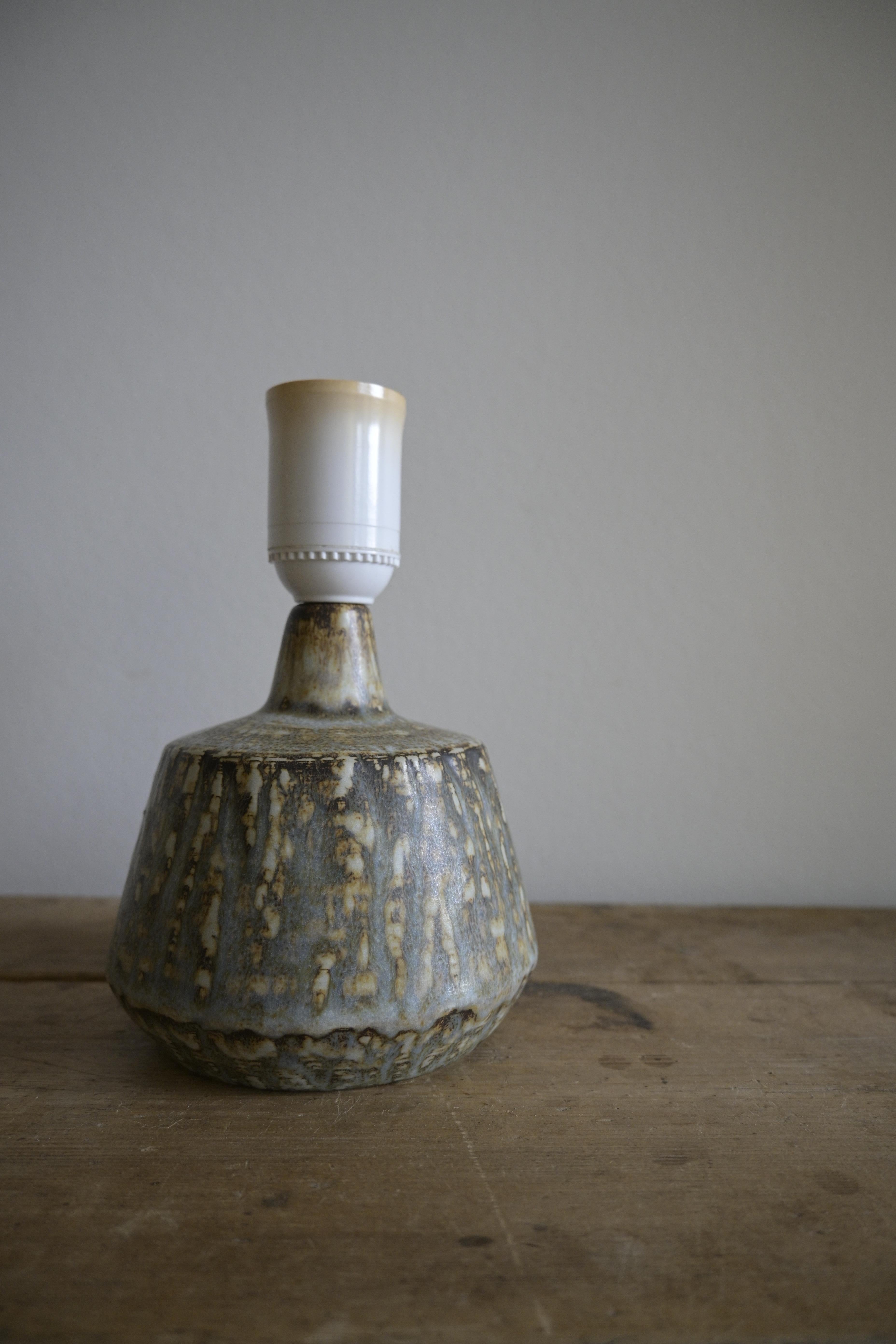 Grès Lampe de table suédoise 'Rubus' par Gunnar Nylund, Rörstrand ca 1940-50 en vente