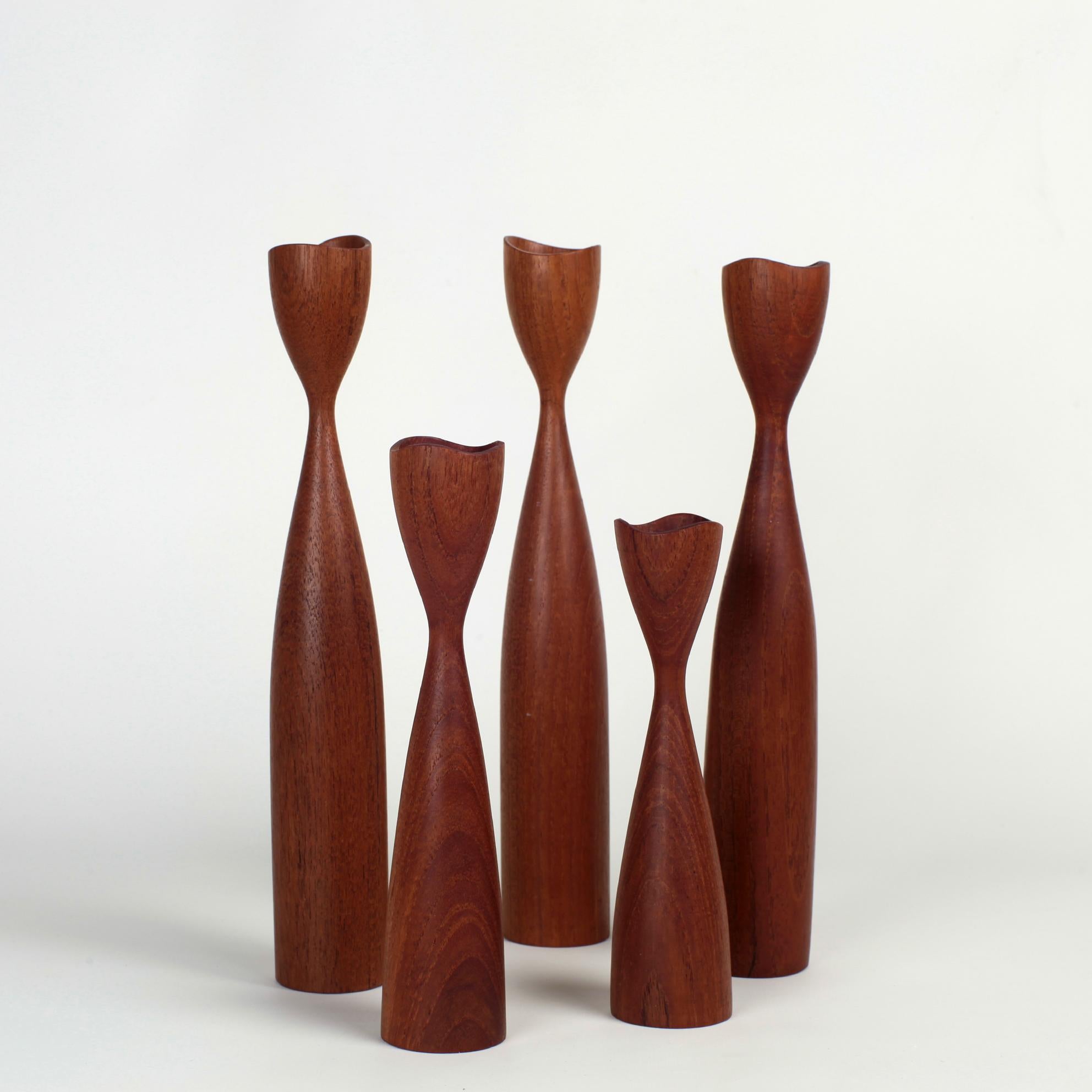 Very nice set of 5 candlesticks, modernist design from Denmark.

Measures: Heights 30 -29 - 29 - 22 - 19 cm.