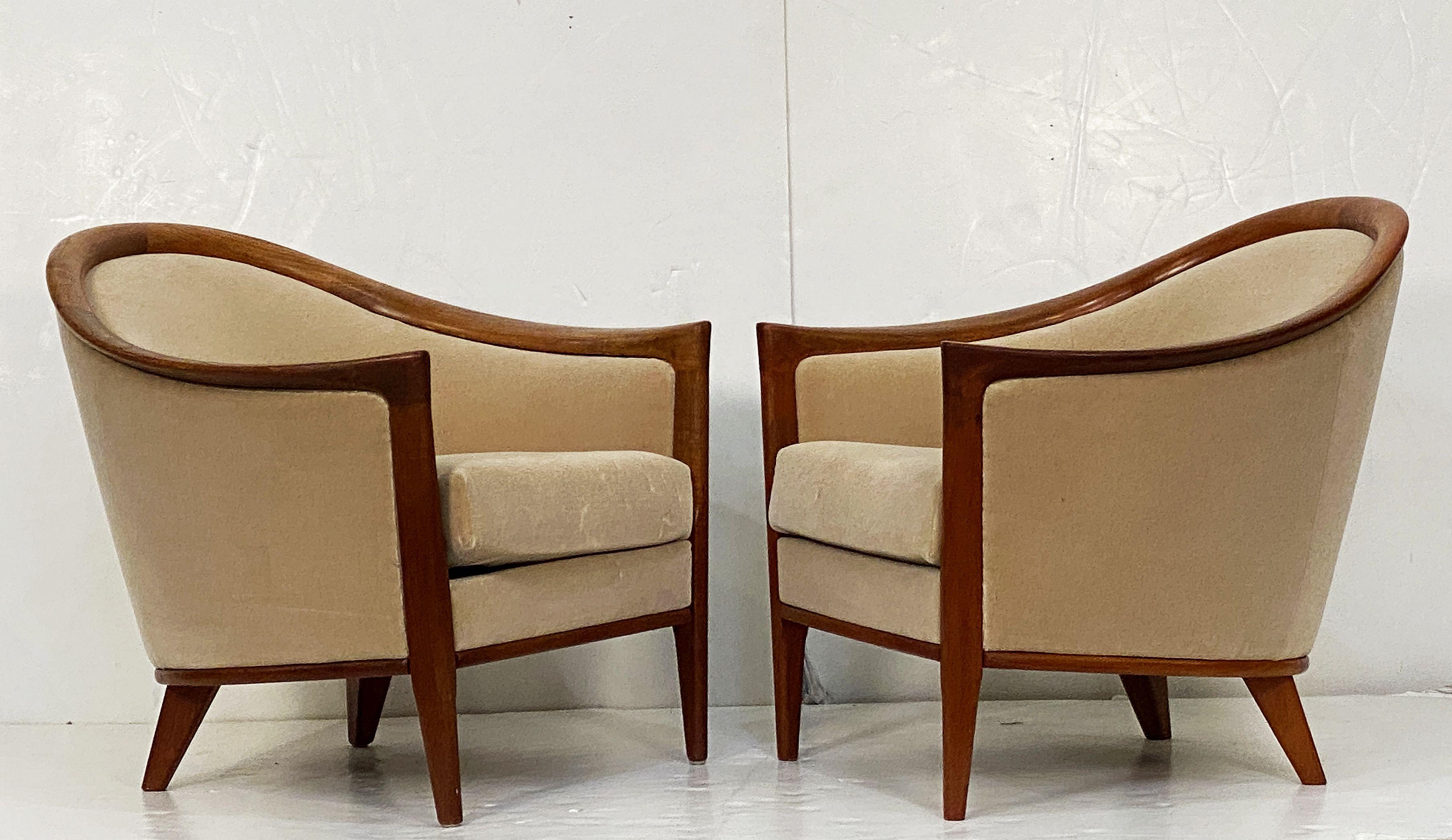 Une paire de beaux fauteuils club ou de salon suédois en teck rembourré de l'époque du Mid Century Modern - conçus par Bertil Fridhagen et fabriqués par Broderna Andersson dans les années 1960.

Chaque chaise est dotée d'un dossier et d'une assise