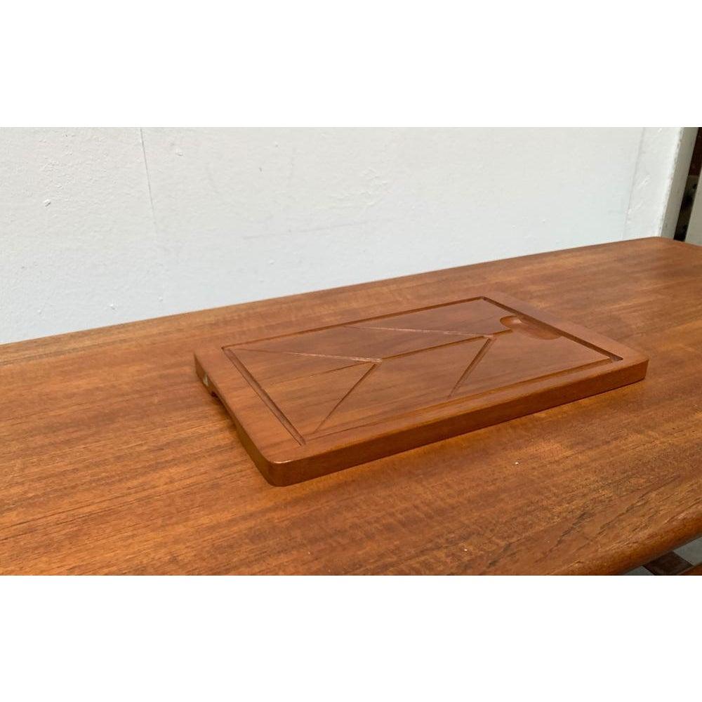 Tabla de cortar de teca sueca de Karl Holmberg, década de 1960, en muy buen estado. Diseñado de 1960 a 1969 Esta pieza tiene una marca de atribución.

Más información:
Materiales: Teca
Color: Marrón
Estilos: Moderno de mediados de siglo
País de
