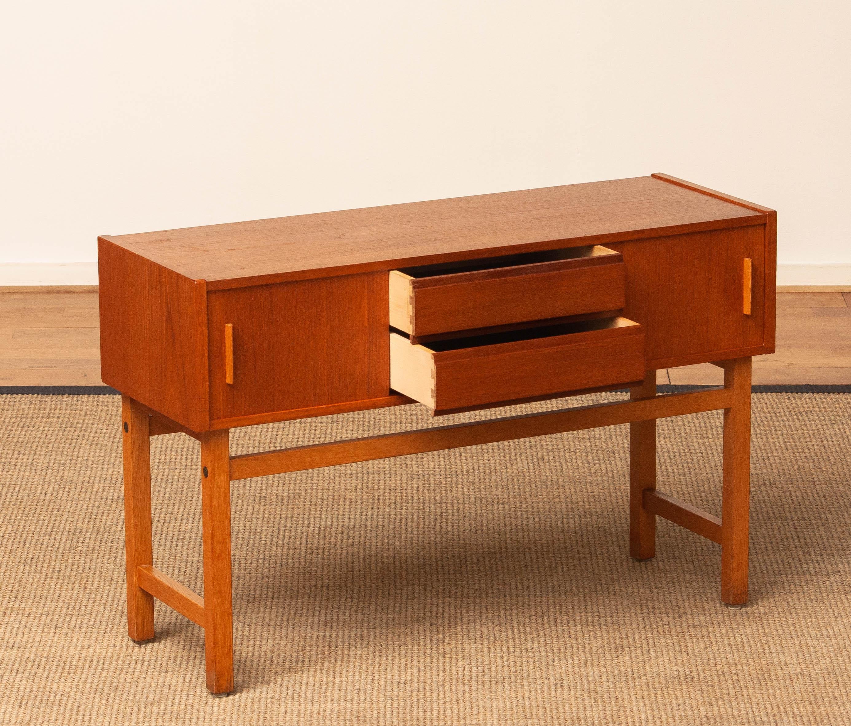 Svedese Armadio da sala svedese in teak con ante e cassetti scorrevoli, anni '60 in vendita