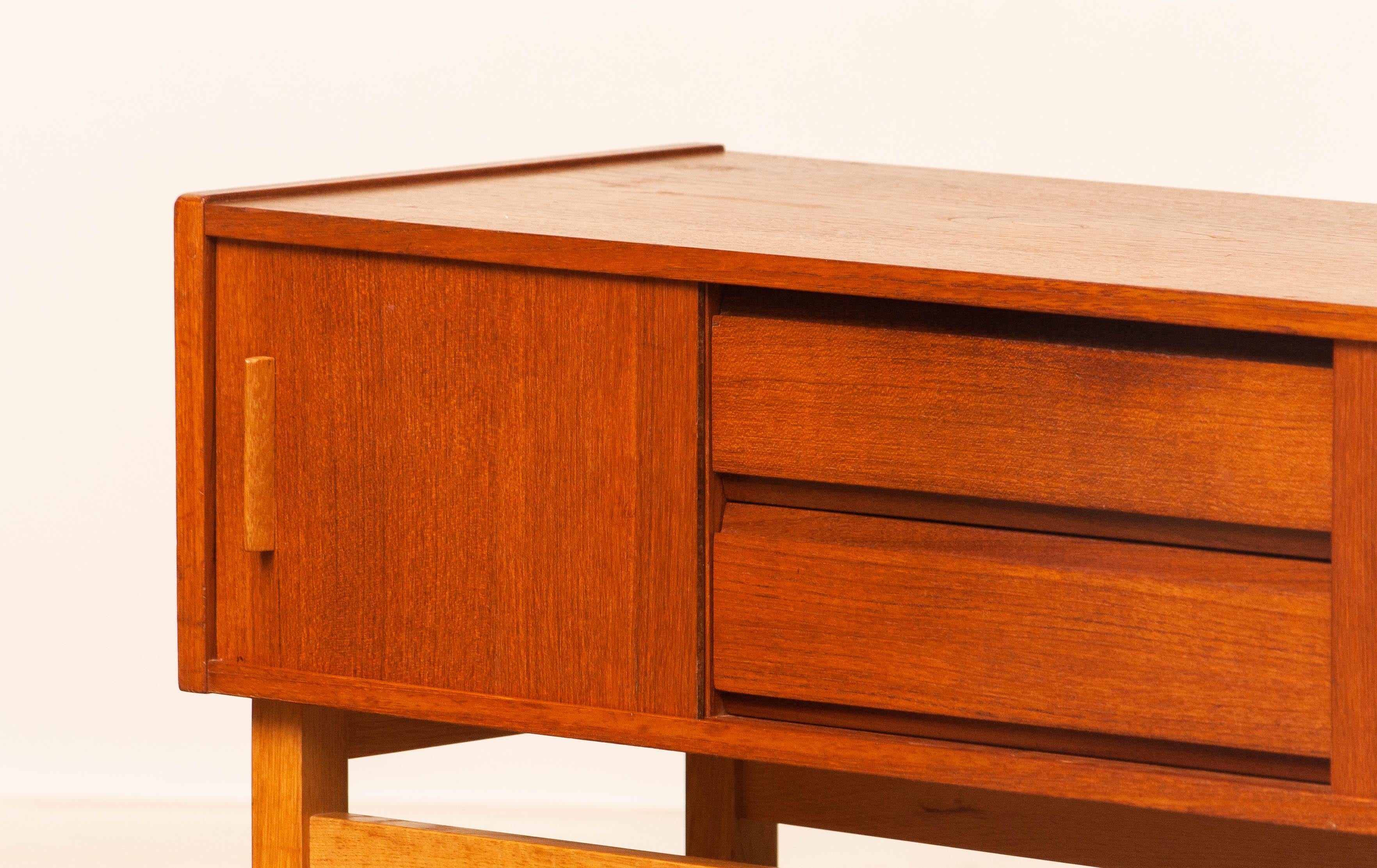 Armadio da sala svedese in teak con ante e cassetti scorrevoli, anni '60 in vendita 1