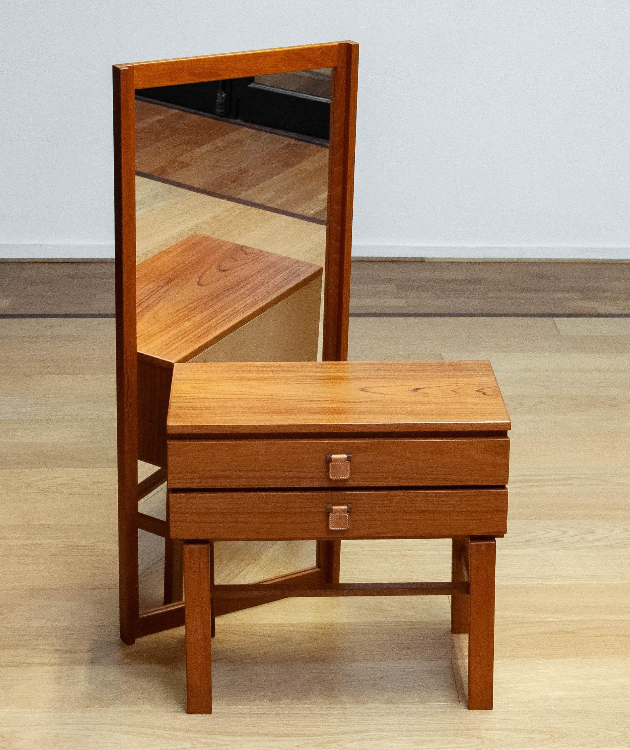Schöne skandinavische Moderen-Truhe mit passendem Spiegel aus der Charmant-Serie in Teakholz, entworfen von Sigurd Göransson für den Hersteller Fröseke Nibrofrabriken in Schweden, 
Der Schrank hat zwei Schubladen, beide mit Messing- und