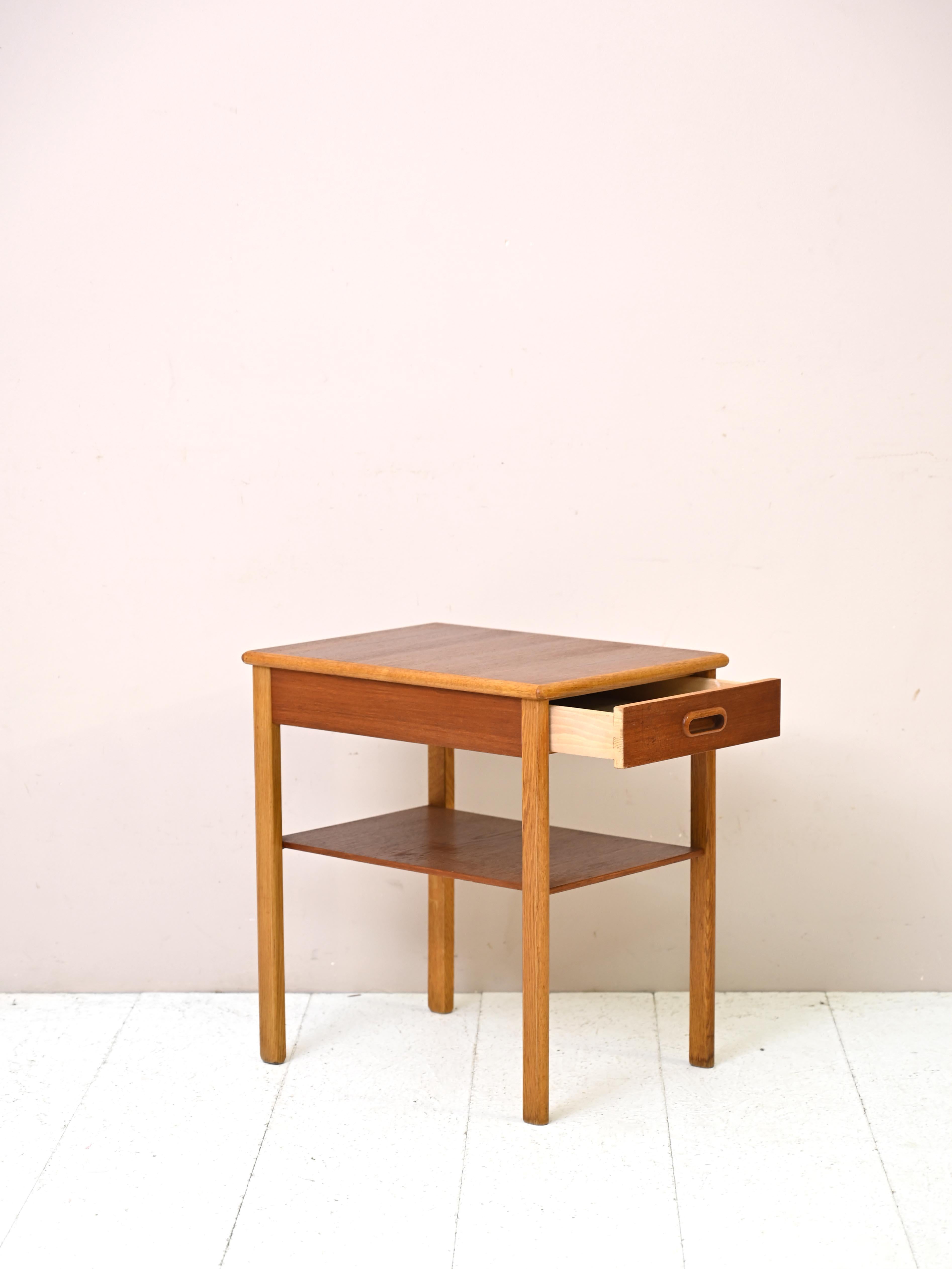 Scandinave moderne Table de nuit suédoise en teck en vente