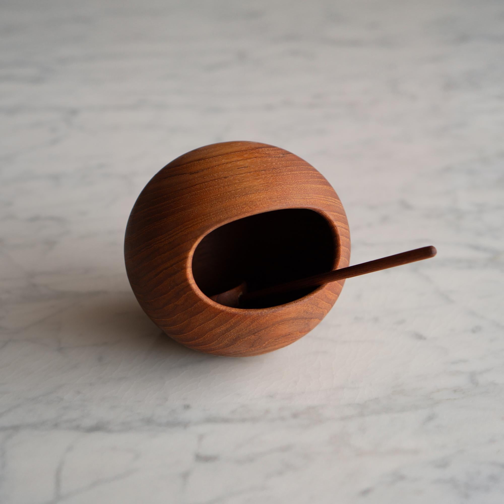 Swedish Teak Nut Bowl & Spoon Set by Sowe Konst (Moderne der Mitte des Jahrhunderts) im Angebot