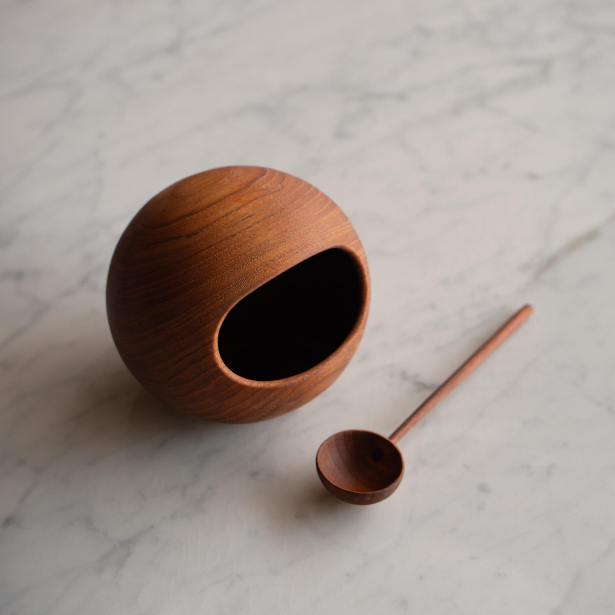 Swedish Teak Nut Bowl & Spoon Set by Sowe Konst (Mitte des 20. Jahrhunderts) im Angebot