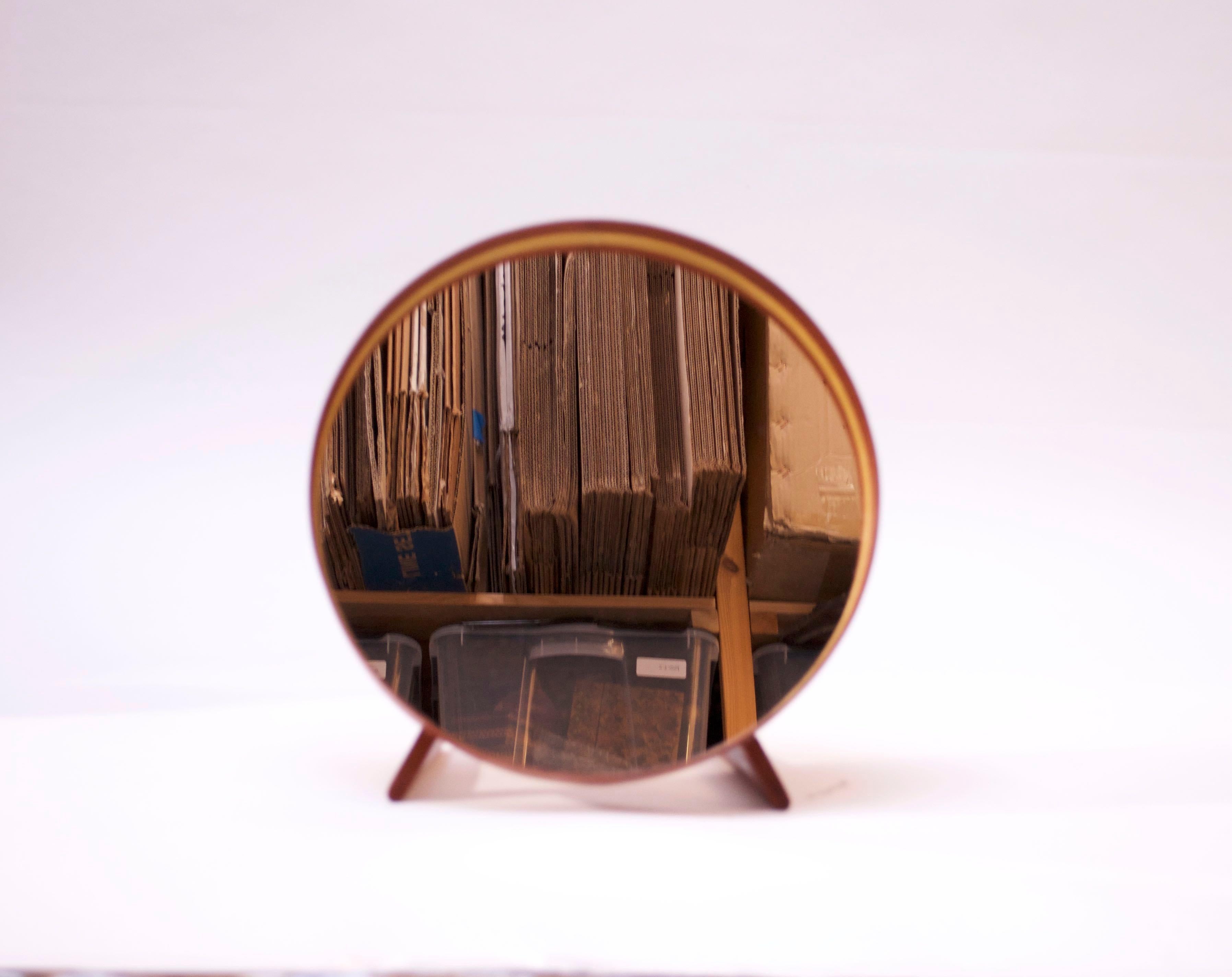 Suédois Miroir de table suédois en teck par Uno & Östen Kristiansson pour Luxus en vente