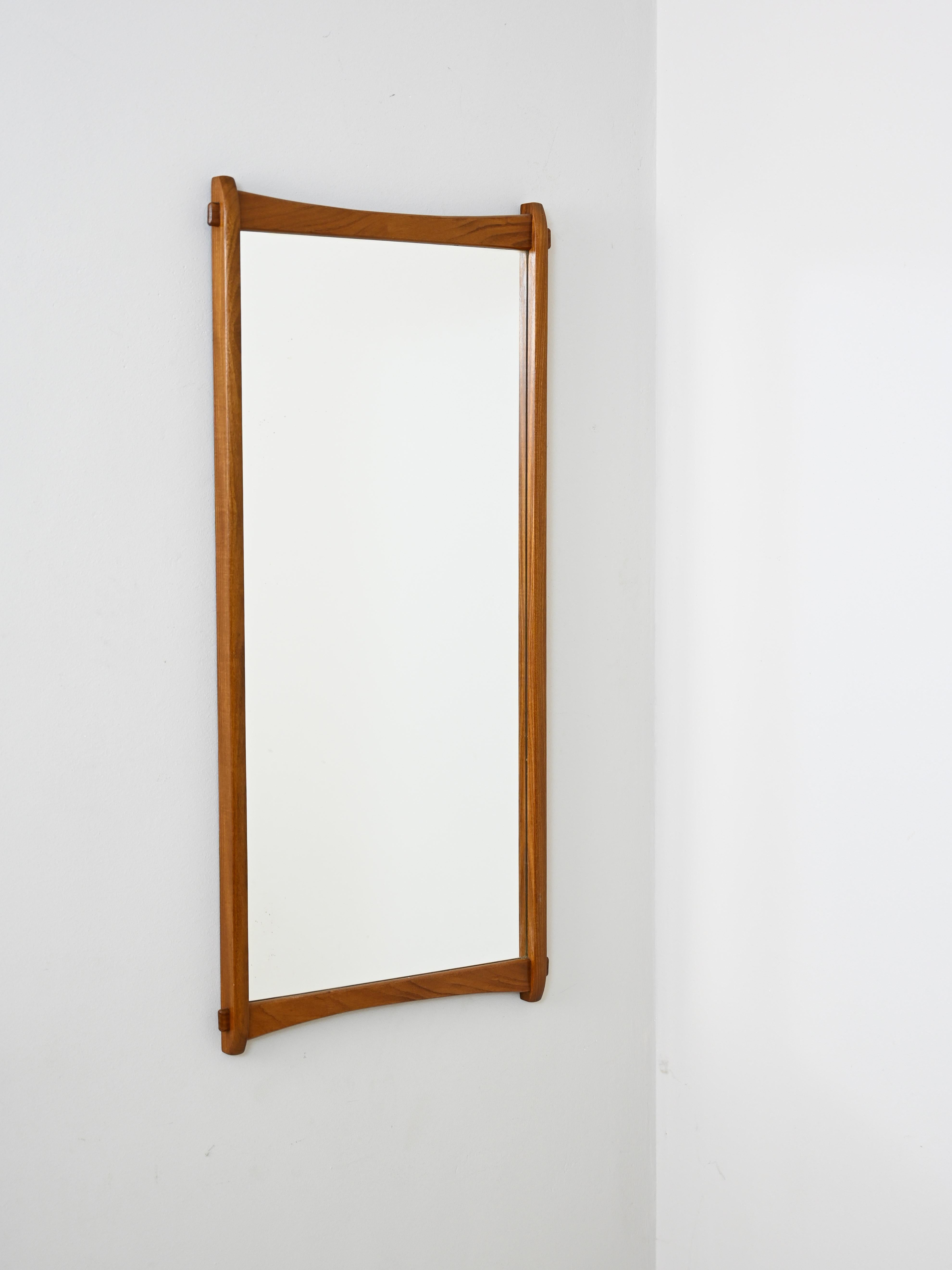 Original vintage Scandinavian 1960s mirror.

A piece of furniture with a strong character and classic lines. The shape of the frame is distinguished by the absence of nails; in fact, the wooden parts are held together by interlocking.
It will