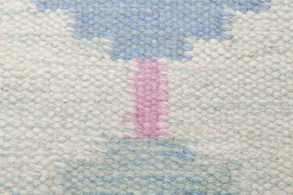 Tissé à la main Artiste textile suédoise. Tapis en laine tissé à la main selon la technique Rölakan. Ca 1970 en vente