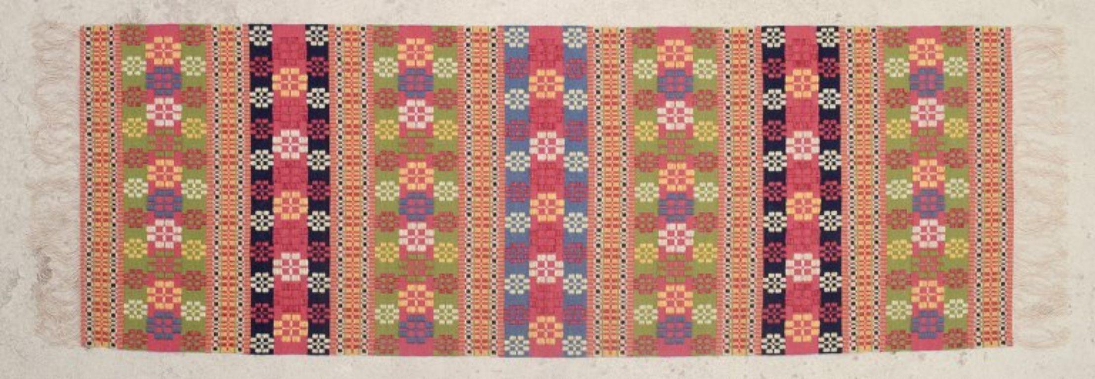 Les produits d'occasion sont exonérés de droits d'importation pour les clients américains. 
Par conséquent, aucun droit d'importation ne s'appliquera à votre achat.

Artiste textile suédoise.
Tapisserie en laine tissée à la main.
Multicolore.
Motifs