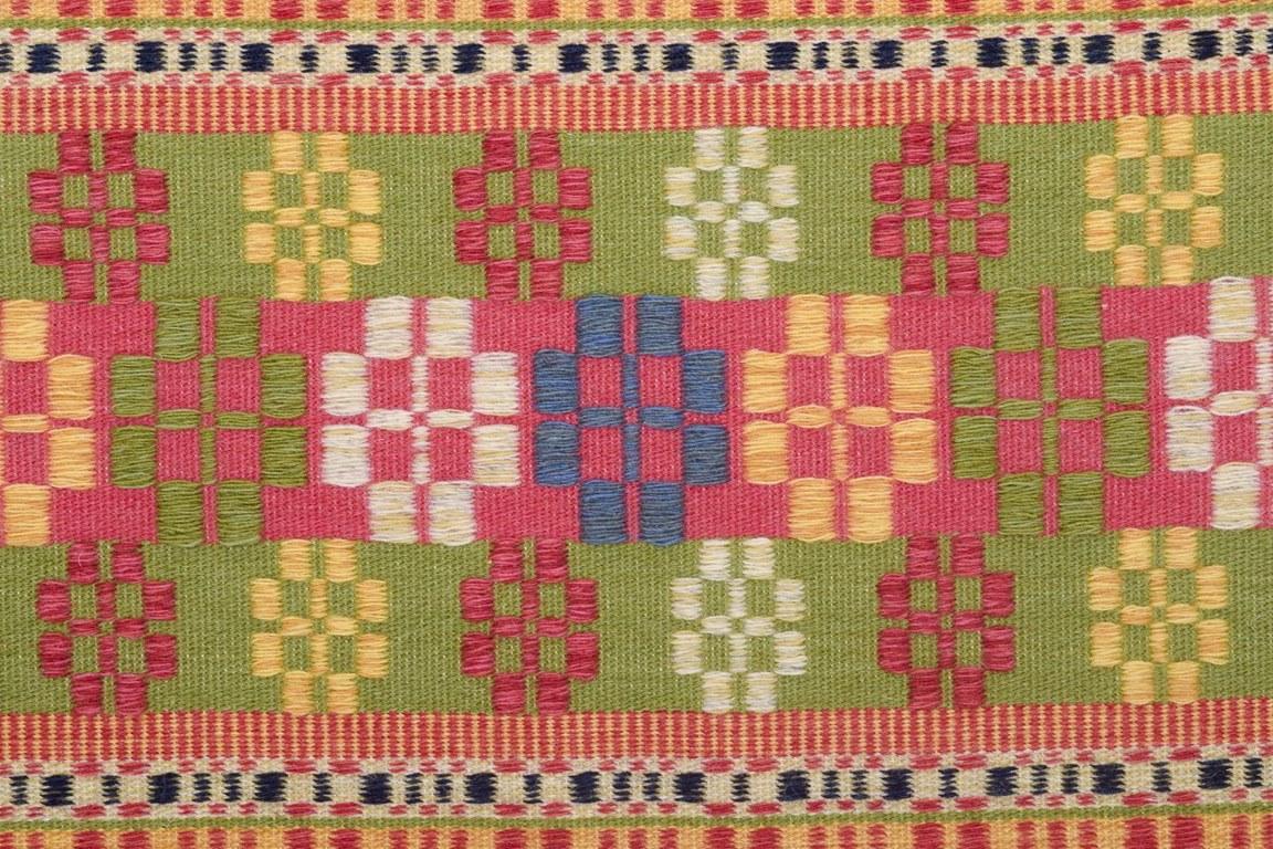 Scandinave moderne Artiste textile suédoise. Tapisserie en laine tissée à la main. Multicolore. Motif géométrique en vente
