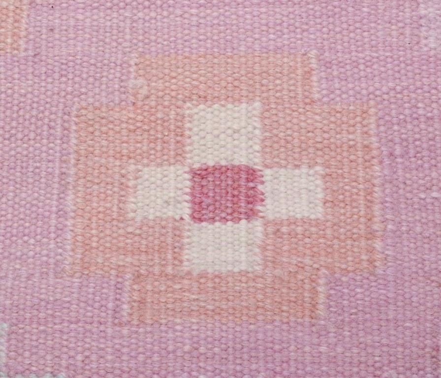 Swedish textile artist. Large handwoven wool carpet in Rölakan technique. In Excellent Condition For Sale In Copenhagen, DK