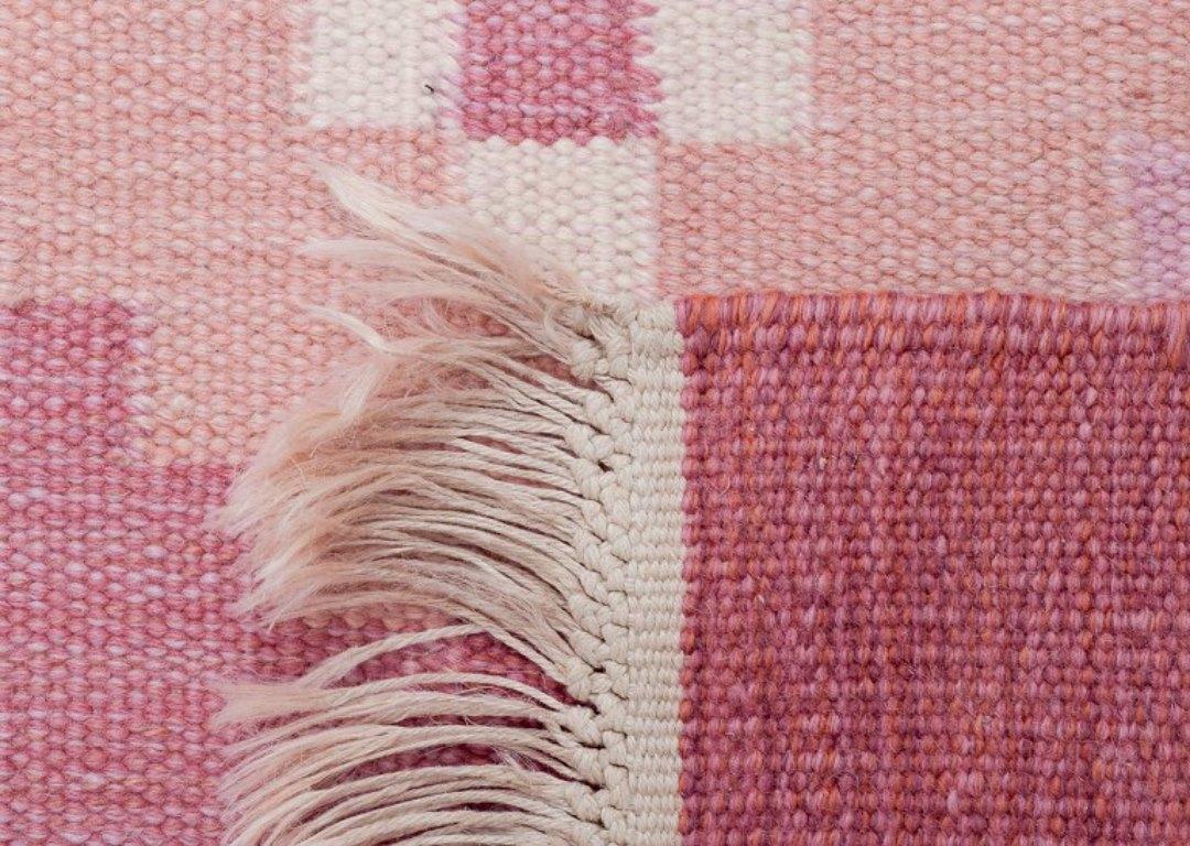 Schwedischer Textilkünstler. Großer handgewebter Wollteppich in Rölakan-Technik. (Ende des 20. Jahrhunderts) im Angebot