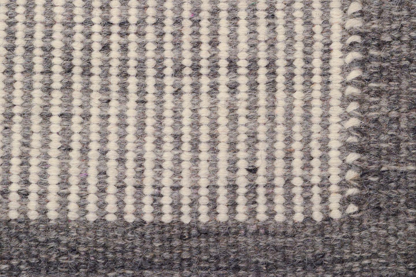 Schwedischer Textildesigner. Handgeknüpfter Wollteppich.  In grauen und weißen Farben gewebt (Skandinavische Moderne) im Angebot