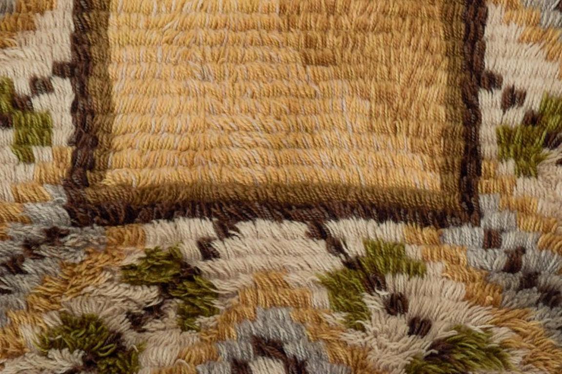 Designer tessile svedese. Tappeto rya fatto a mano in puro cotone. Multicolore.
Design modernista.
Anni '60/'70.
Condizioni perfette.
Dimensioni: 117 cm x 67 cm.