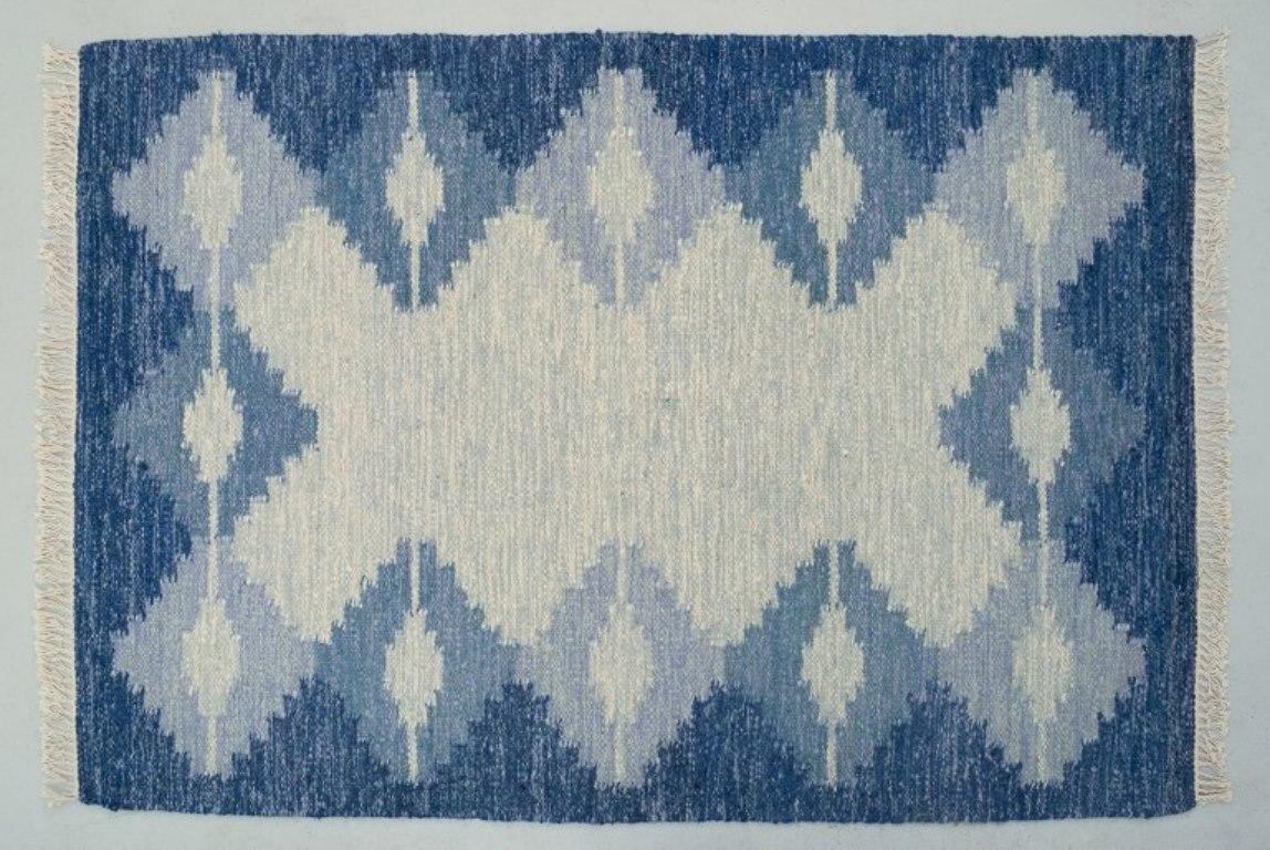Swedish textile designer.
Handwoven carpet in pure wool. Rölakan technique.
Geometric pattern.
Gray and blue colors.
Mid-20th century.
In excellent condition with minimal signs of use.
Dimensions: 214 cm x 139 cm including fringes.
