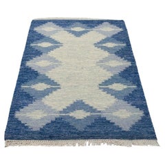 Le créateur de textiles suédois. Tapis tissé à la main en pure laine. Couleurs grises et bleues.