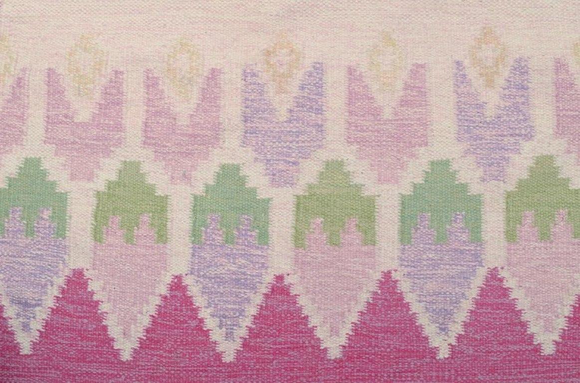 Designer tessile svedese.
Tappeto tessuto a mano in pura lana. Tecnica Rölakan.
Motivo geometrico.
Colori rosa e blu.
Metà del XX secolo.
In ottime condizioni con minimi segni di utilizzo.
Dimensioni: 203 cm x 133 cm, frange incluse.