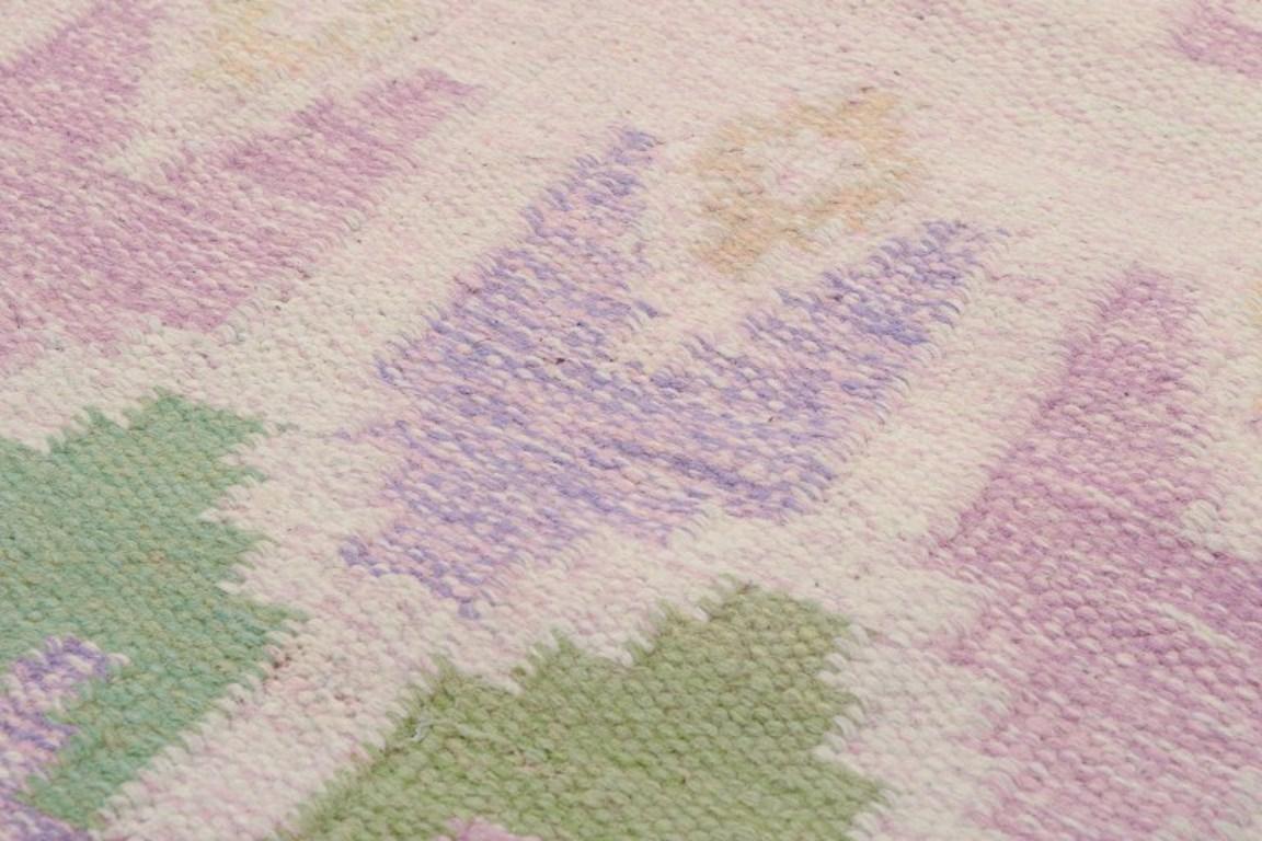 Scandinavo moderno Designer tessile svedese. Tappeto tessuto a mano in pura lana. Colori rosa e blu. in vendita