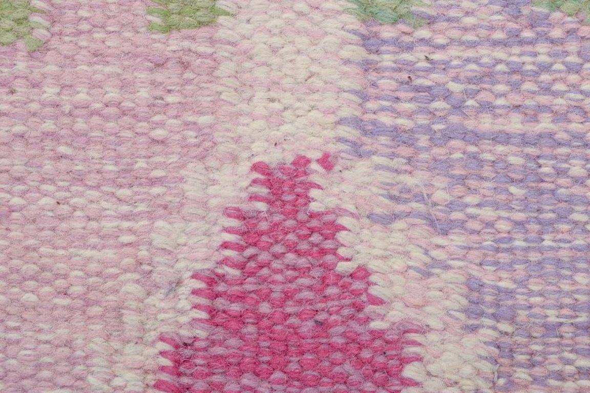 Svedese Designer tessile svedese. Tappeto tessuto a mano in pura lana. Colori rosa e blu. in vendita