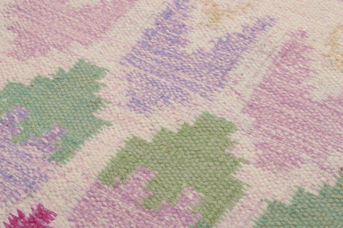 Designer tessile svedese. Tappeto tessuto a mano in pura lana. Colori rosa e blu. In condizioni ottime in vendita a København, Copenhagen