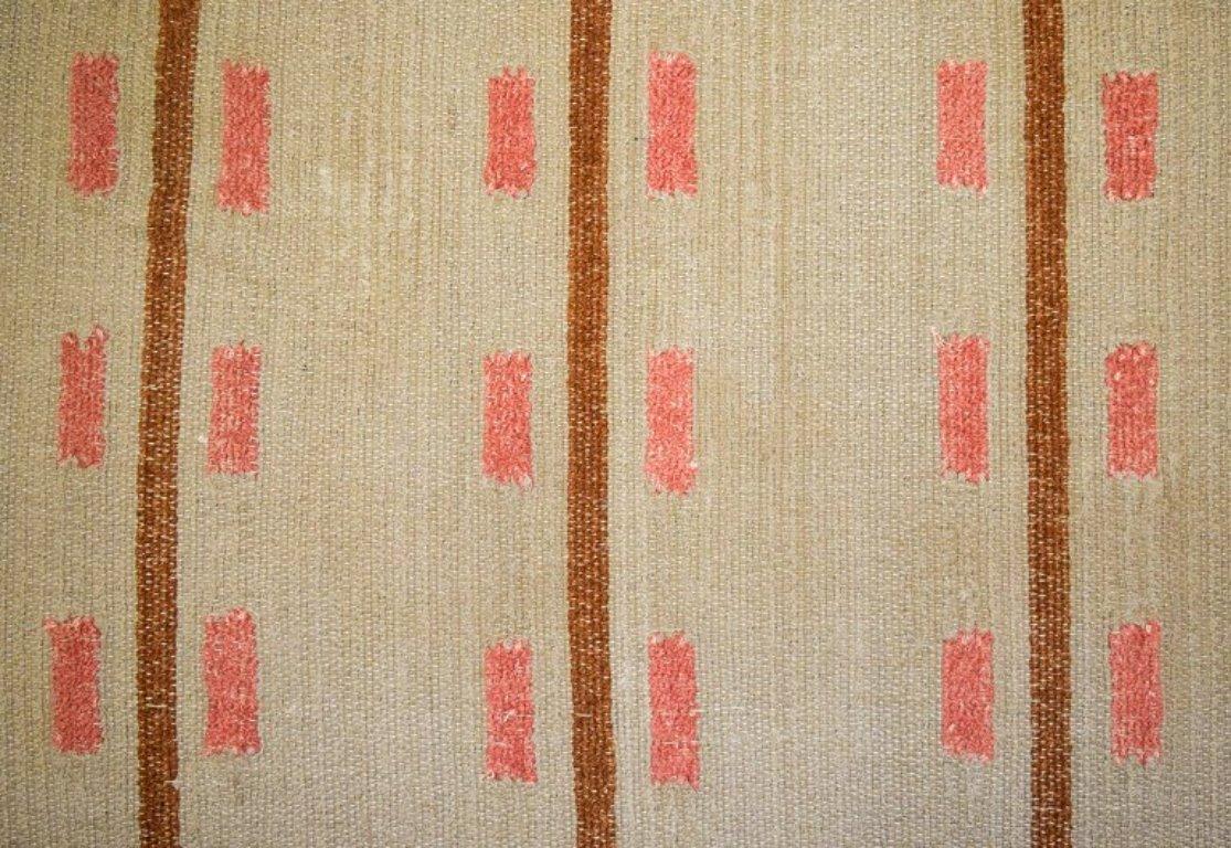 Schwedischer Textildesigner, handgewebter Teppich aus Wolle.
Modernes Design mit geometrischem Muster in braunen und roten Farbtönen.
1960er/70er Jahre.
In ausgezeichnetem Zustand.
Maße: 175 x 85 cm.
 