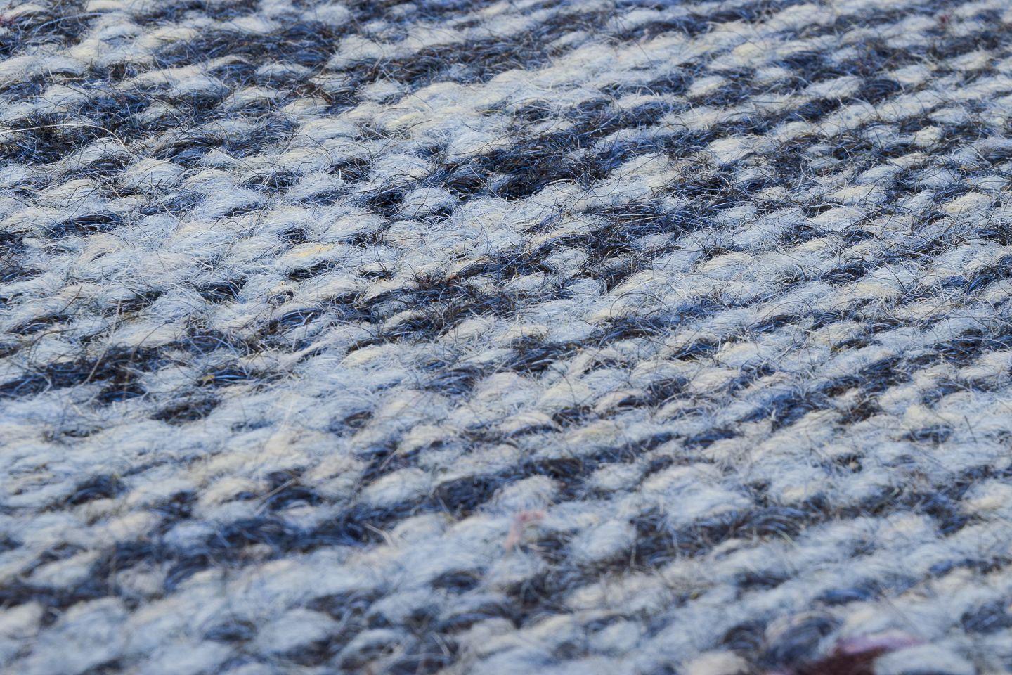 Scandinavian Modern Swedish textile designer. Handwoven rug made of wool. Rölakan technique. For Sale