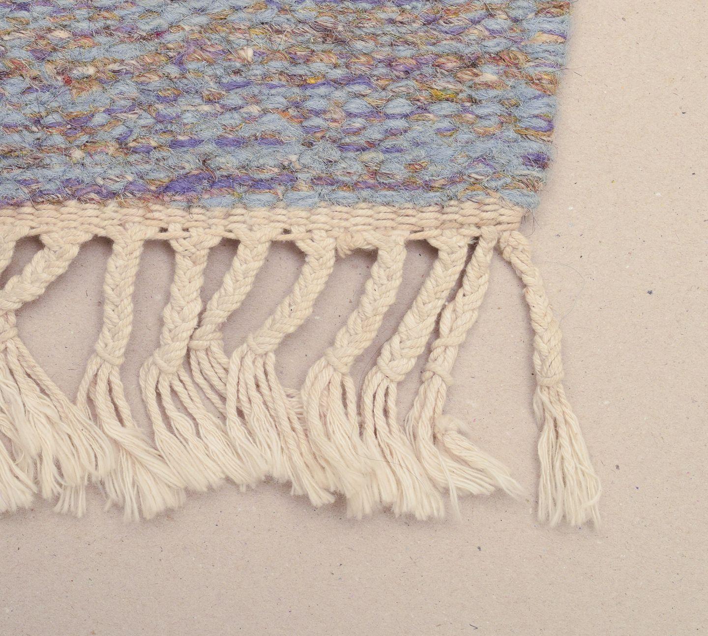 Mid-20th Century Swedish textile designer. Handwoven rug made of wool. Rölakan technique. For Sale