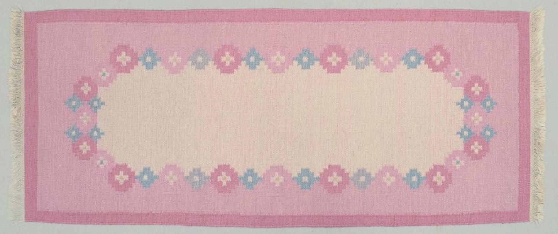 Schwedischer Textildesigner.
Handgewebter Läufer aus reiner Wolle. Rölakan-Technik.
Geometrisches Muster.
Rosa, blaue und weiße Farben.
Mitte des 20. Jahrhunderts.
In ausgezeichnetem Zustand mit minimalen Gebrauchsspuren.
Abmessungen: 211 cm x 84 cm.