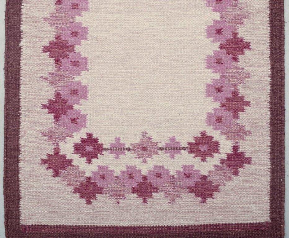 Schwedischer Textildesigner.
Handgewebter Läufer aus reiner Wolle. Rölakan-Technik.
Geometrisches Muster.
Rosa, braun, rot und weiß.
Mitte des 20. Jahrhunderts.
In ausgezeichnetem Zustand mit minimalen Gebrauchsspuren.
Unterschrieben: M
Abmessungen: