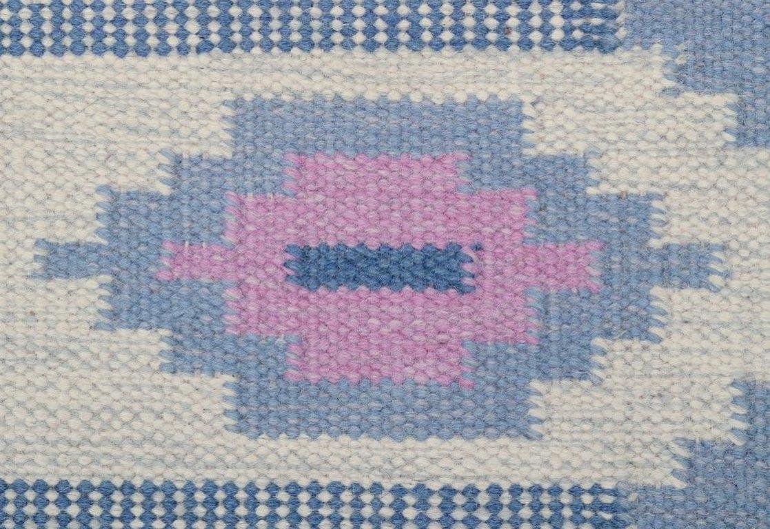 Scandinavo moderno Designer tessile svedese. Runner in lana intrecciata a mano nei colori blu, rosa e bianco in vendita