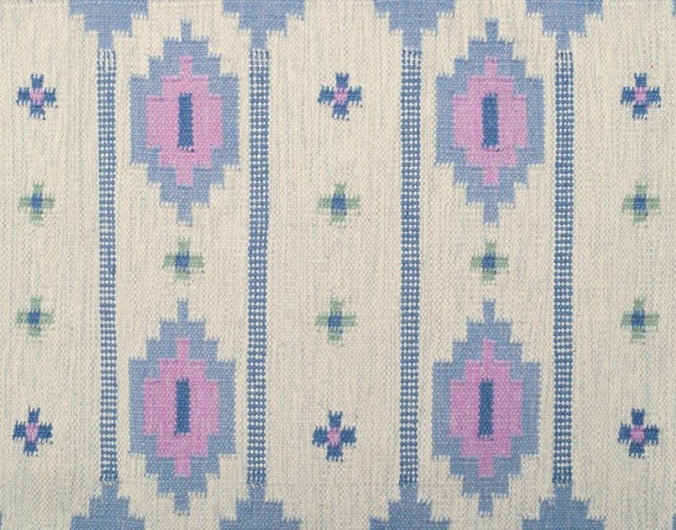 Svedese Designer tessile svedese. Runner in lana intrecciata a mano nei colori blu, rosa e bianco in vendita