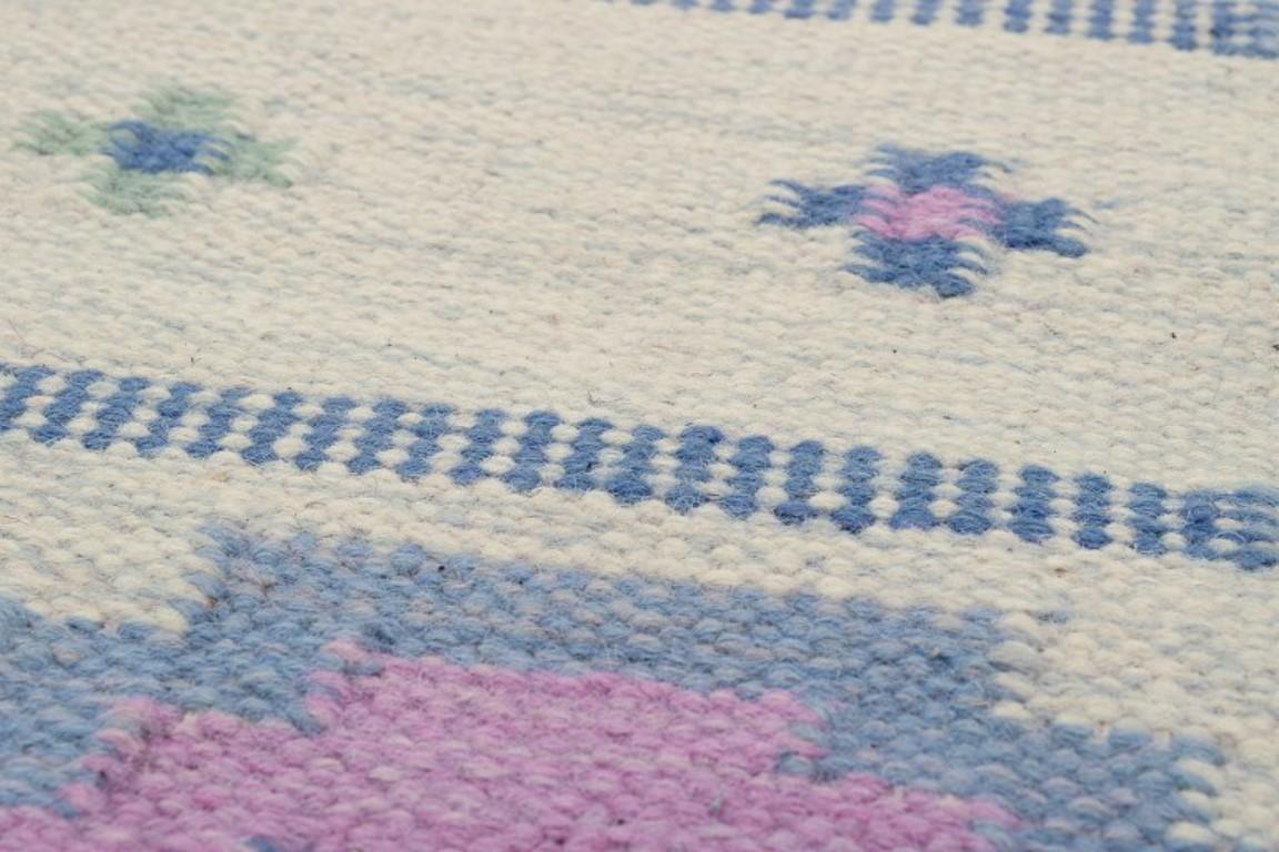 Designer tessile svedese. Runner in lana intrecciata a mano nei colori blu, rosa e bianco In condizioni ottime in vendita a København, Copenhagen