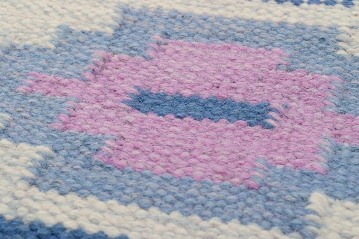 XX secolo Designer tessile svedese. Runner in lana intrecciata a mano nei colori blu, rosa e bianco in vendita