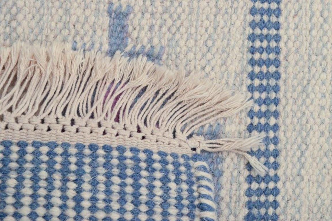 Lana Designer tessile svedese. Runner in lana intrecciata a mano nei colori blu, rosa e bianco in vendita